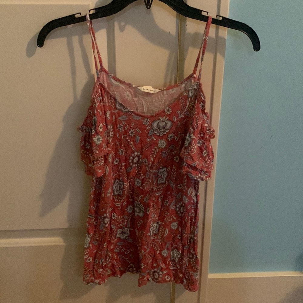 So cute floral tank off the shoulder w/ straps